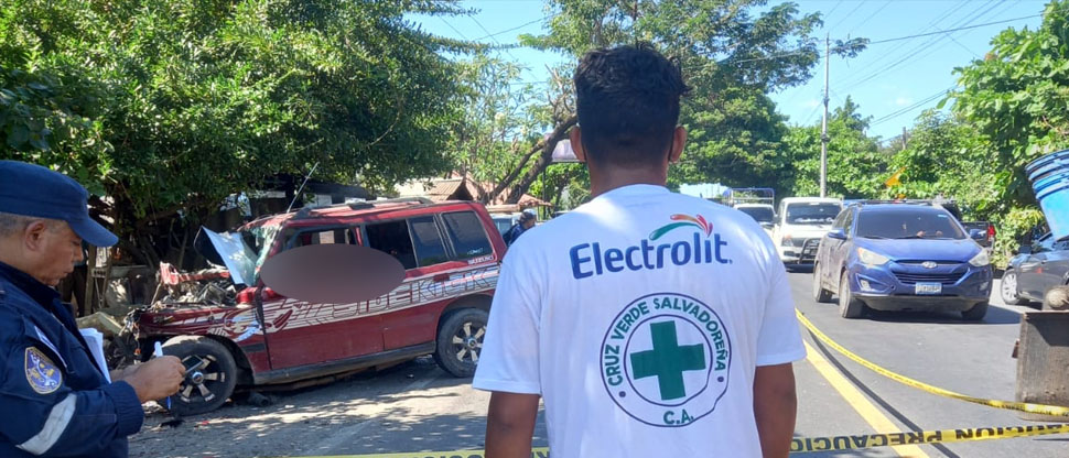 Una persona pierde la vida en aparatoso choque entre camión y camioneta en Cangrejera