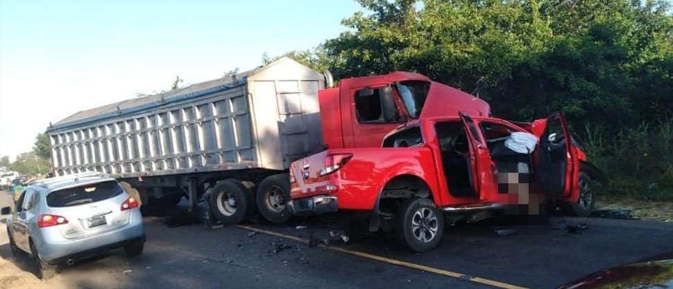 Conductor de pick up donde fallecieron 2 pesonas intentó sobrepasar a camión y se estrelló contra rastra