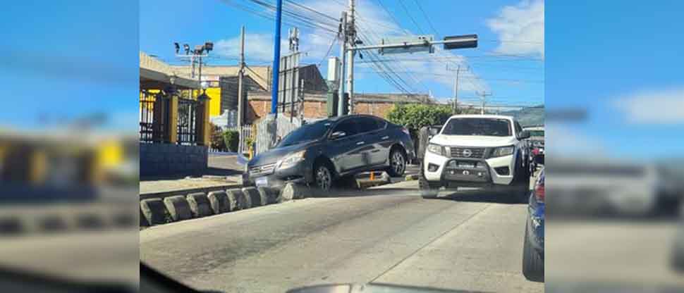 Conductor pierde el control y termina atascado en separadores de la Juan Pablo II