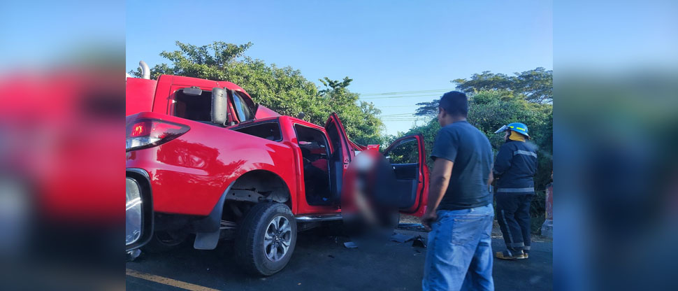 Mujer fallece entre los hierros retorcidos de pick up tras ser embestida por rastra en San Agustín