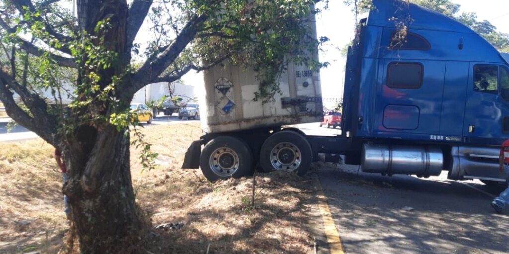 Reportan otro accidente esta tarde en autopista a Comalapa