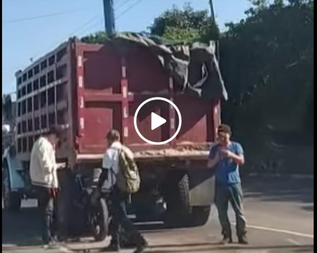 Motocicleta queda atascada entre las llantas de un camión en carretera Los Chorros (VIDEO)