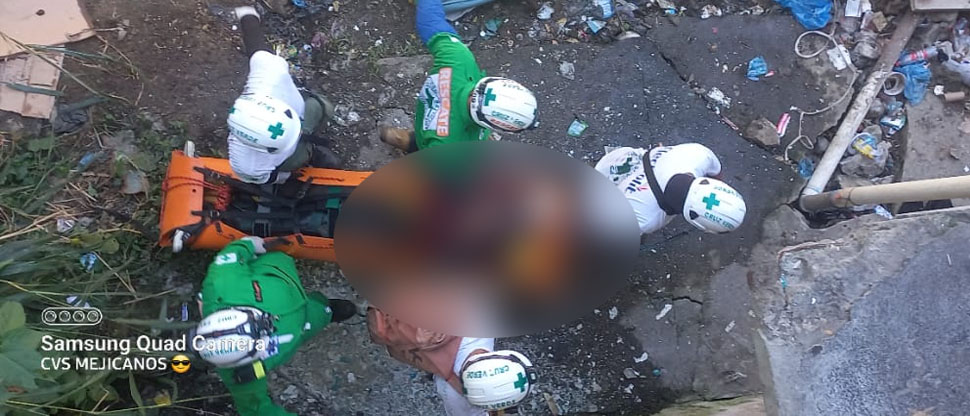 Rescatan a joven que cayó al fondo de la quebrada El Níspero, Mejicanos