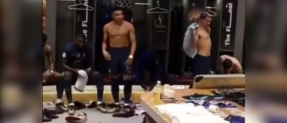 Mbappé arroja la camiseta al piso y reprocha a sus compañeros en el medio tiempo de la final contra Argentina 