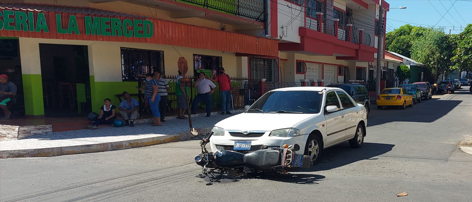 Motocicleta queda debajo de un carro tras aparatoso choque en Usulután