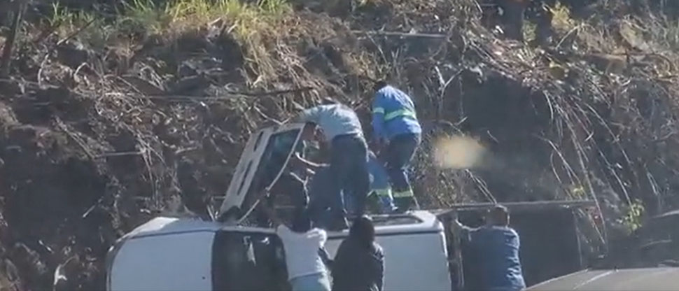 Trabajadores que se dirigían a cumplir sus labores sufren aparatoso accidente en “Los Chorros”