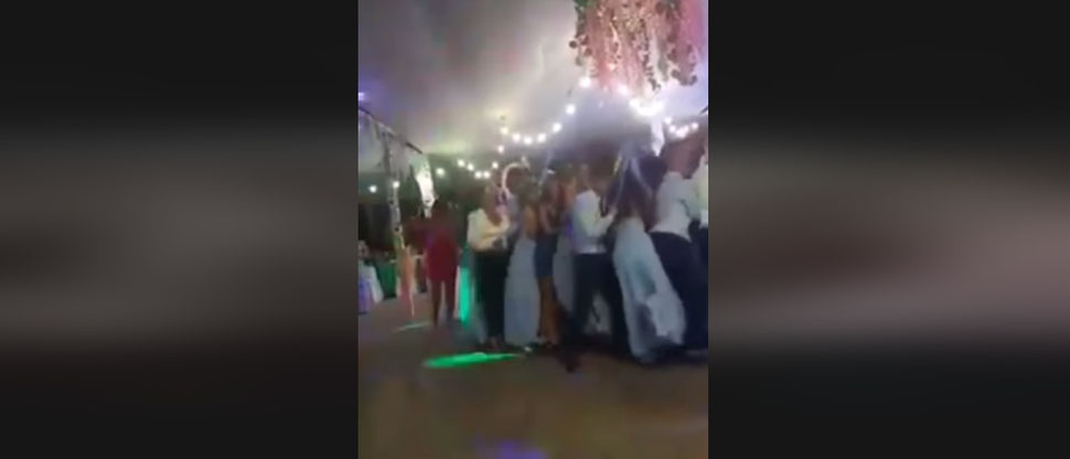 Un grupo de estudiantes de Perú es “tragado por la tierra” mientras bailaban en su graduación