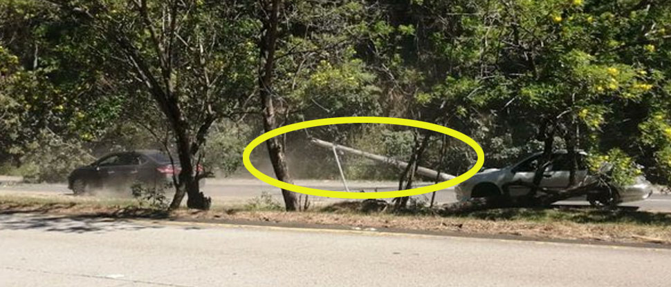 Poste cae sobre la carretera a Comalapa y complica el tráfico frente a Montelimar