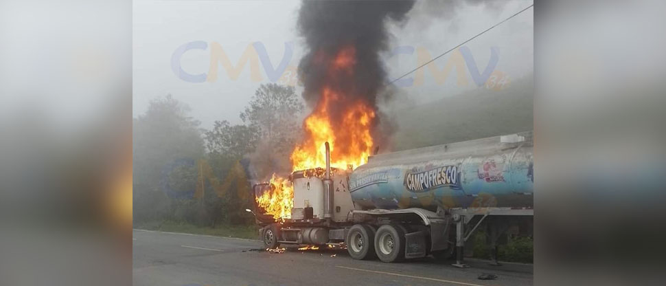 Tráiler que transporta 8 mil galones aceite se incendia en el sector de Río Chiquito
