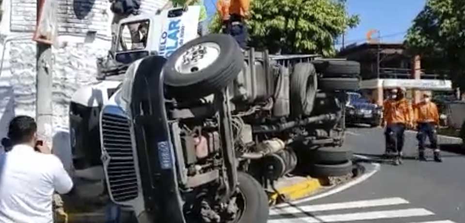 Reportan camión volcado sobre avenida Jerusalén