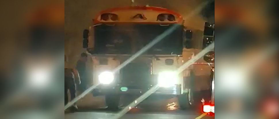VIDEO: Vendedores sofocan incendio en bus de la ruta A en San marcos