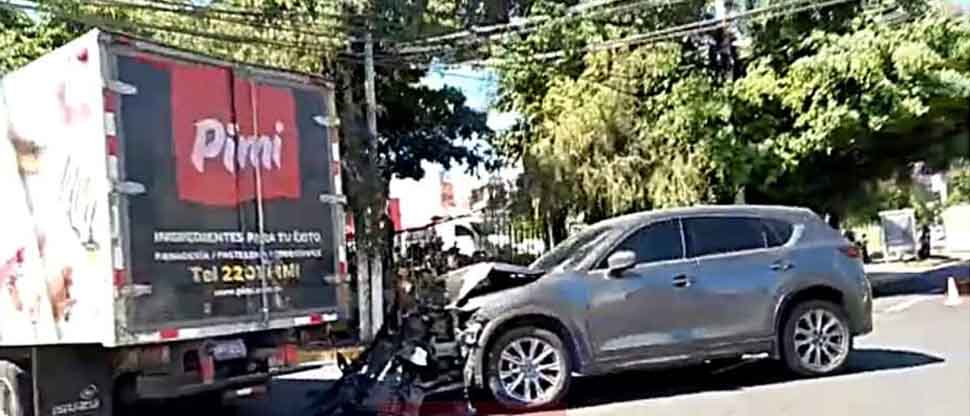 Camioneta choca contra la parte trasera de un camión en Zona Rosa de San Salvador