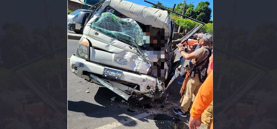 Reportan persona atrapada y varios lesionados tras choque de microbús, esta mañana