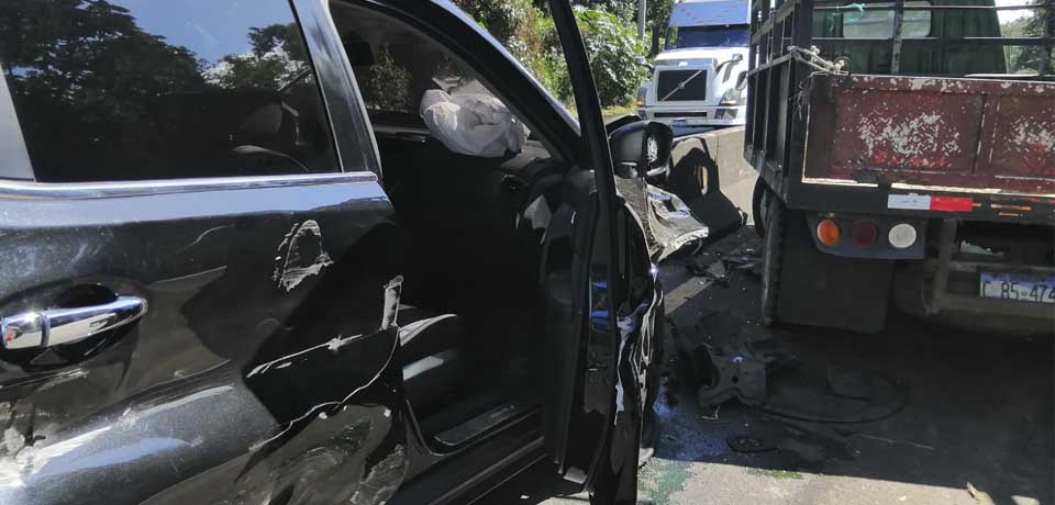 Dos mujeres resultan lesionadas tras fuerte accidente este mediodía