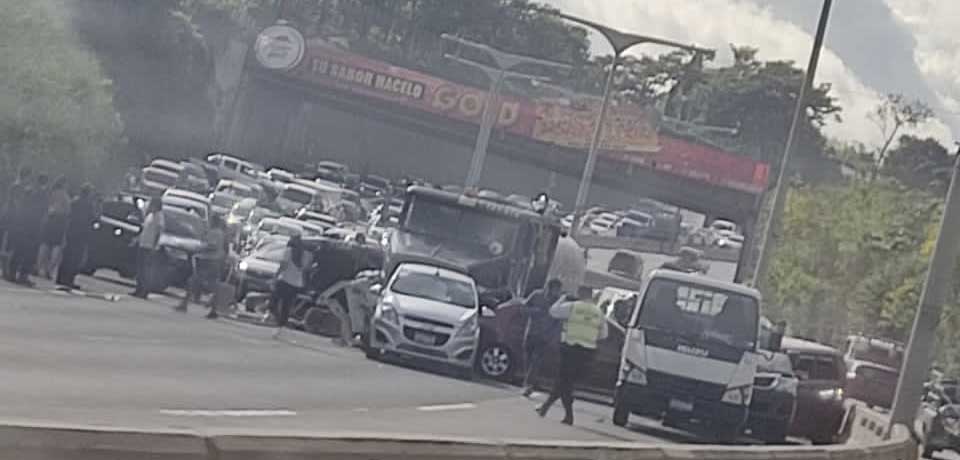 Reportan al menos ocho vehículos accidentados sobre bulevar Monseñor Romero