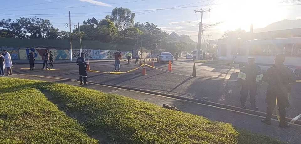 Joven motociclista fallece tras estrellarse en el redondel México, San Salvador