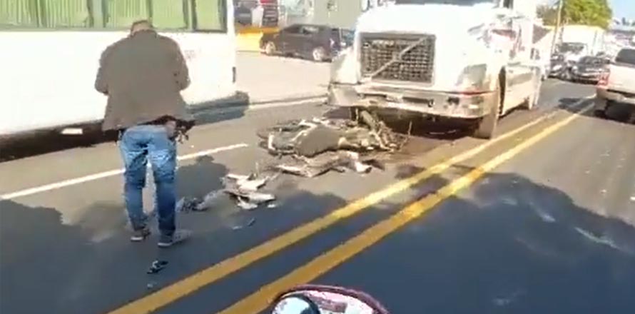 Reportan un motociclista con graves lesiones tras colisionar de frente contra una rastra en San Salvador