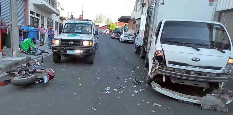 Reportan fuerte choque entre motociclista y camionero en San Salvador