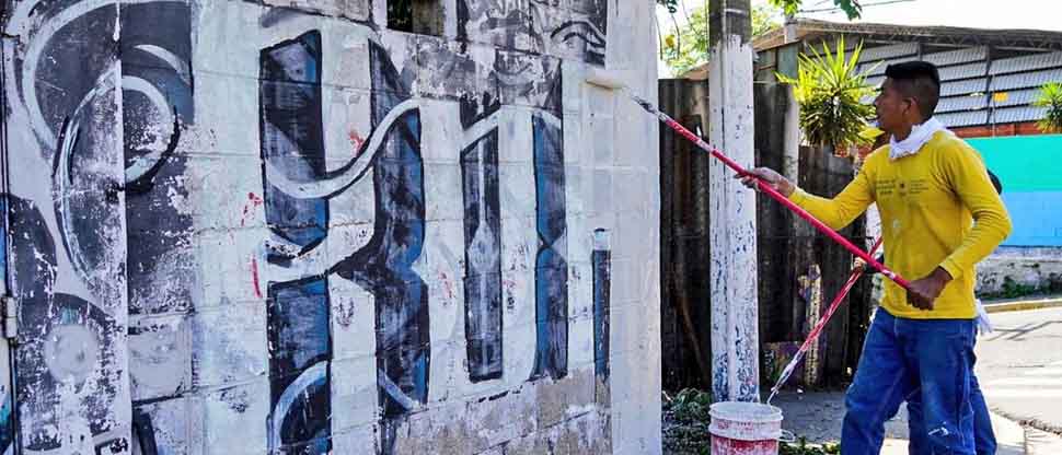 Privados de libertad eliminan grafitis de pandillas que aún habían en Soyapango