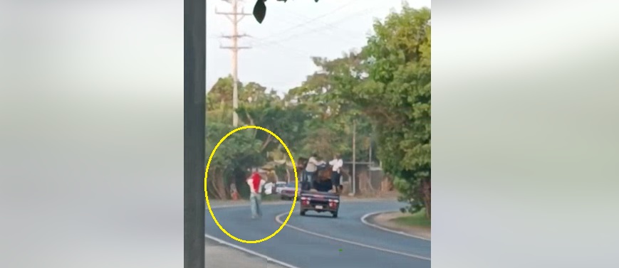 Captan a sujeto caminando imprudentemente sobre la carretera poniendo en riesgo su vida y la de otros | VIDEO