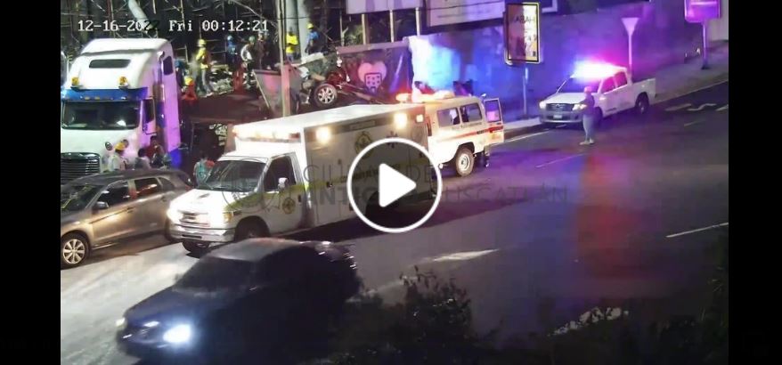 Cámaras captan el momento exacto en que camioneta choca y vuelca en Antiguo Cuscatlán | VIDEO