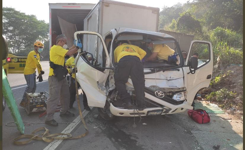 Mujer queda atrapada en camión tras fuerte impacto en carretera de Oro