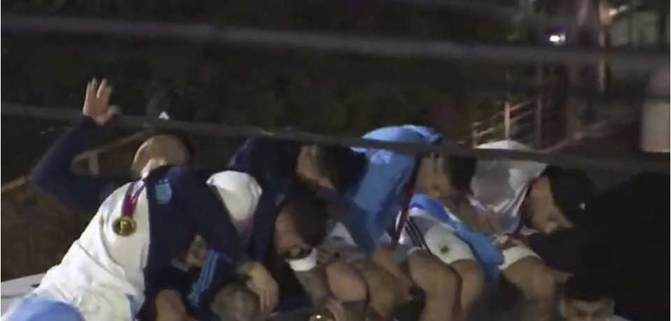 Cables de alta tensión por poco dejan sin cabeza a Messi y otros jugadores de Argentina