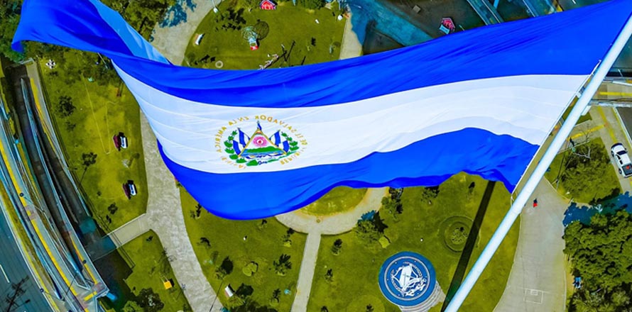 Estas son las características de la nueva bandera que ondea en la Plaza Masferrer