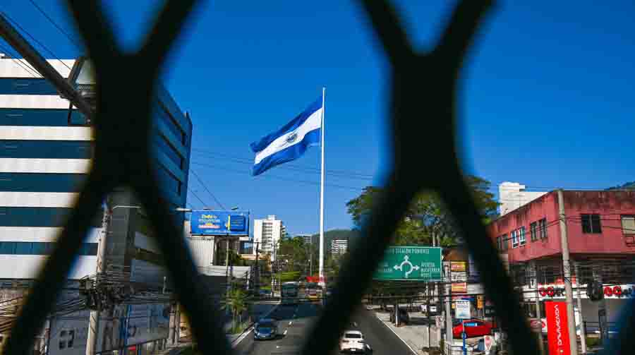 Alcaldía de San Salvador recibe bandera donada para redondel Masferrer: “No gastamos un solo centavo”