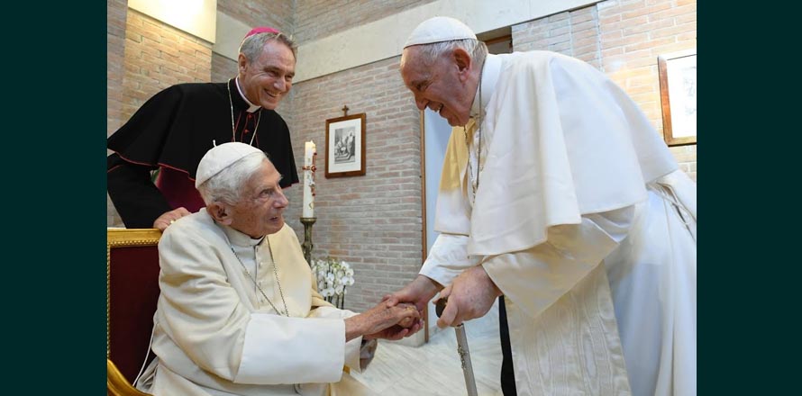 El papa Francisco pide oraciones por su antecesor, Benedicto XVI. «Está muy enfermo»