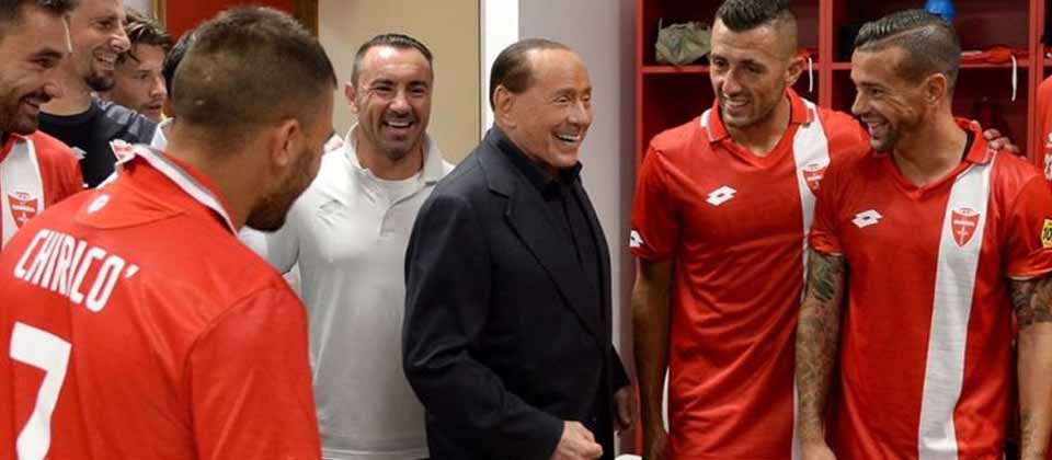 Berlusconi promete un autobús de «cariñosas» para motivar a futbolistas del Monza