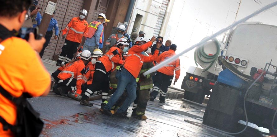 Bomberos aun trabajan para controlar incendio en edificio PANADES