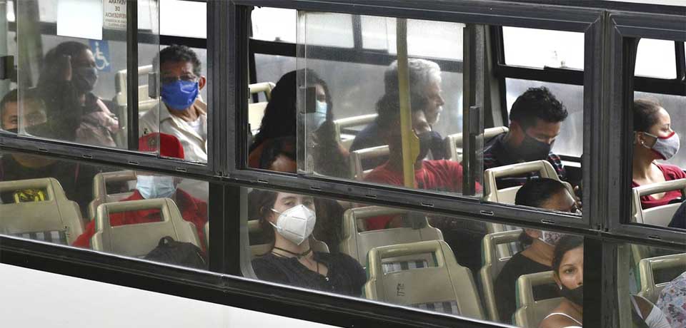 Menor fallece tras sacar la cabeza por la ventana de un bus y golpearse con un poste