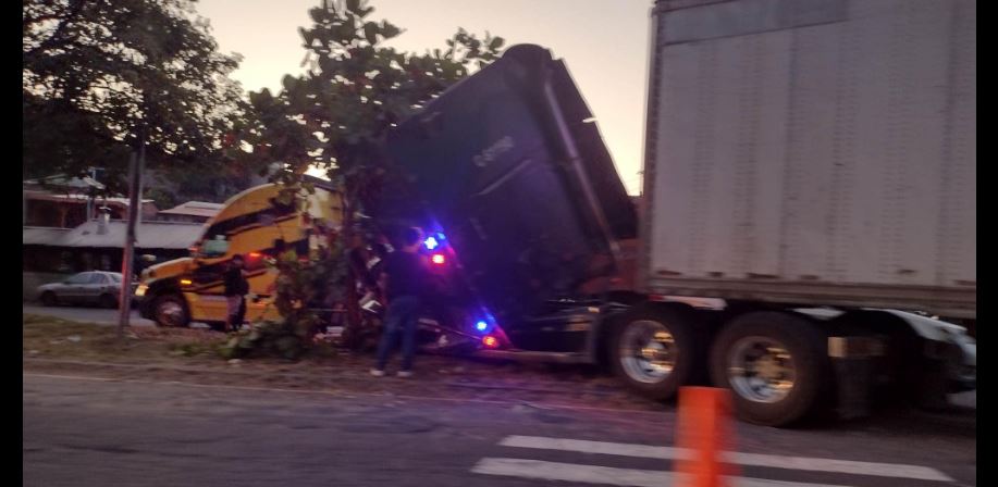 Furgón sin frenos choca con varias champas a la orilla de la carretera Panamericana esta mañana