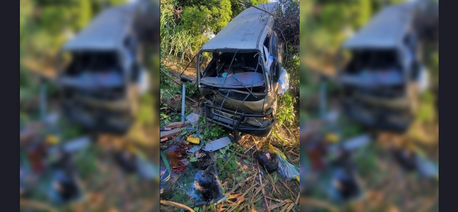 Microbús cae en un barranco en San Vicente