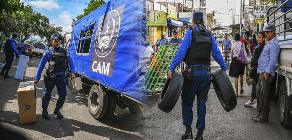 Continúan retirando obstáculos de las calles, aceras y ejes preferenciales de San Salvador