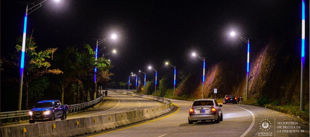 Camino a Surf City es iluminado con la bandera de El Salvador