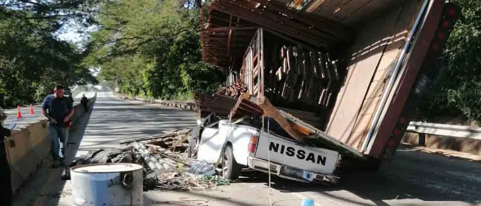 Camión vuelca y cae sobre pickup en carretera a Sonsonate