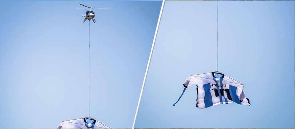Vuelan en Argentina una camisa gigante de Messi