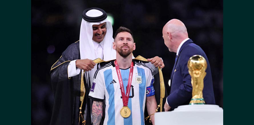 ¿Qué significado tiene la capa que le pusieron a Messi antes de levantar la Copa del Mundo?