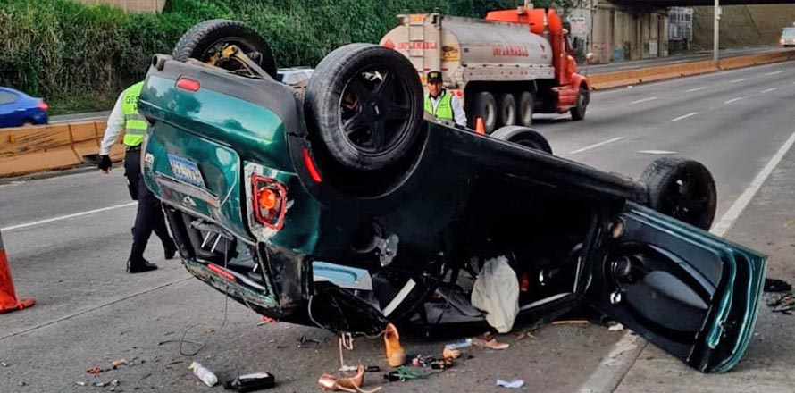 Reportan dos lesionados tras grave accidente en la Monseñor Romero