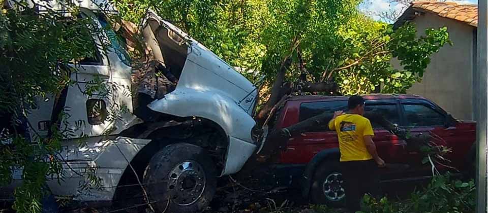 Sin licencia y distraído en el volante, conductor provoca aparatoso choque