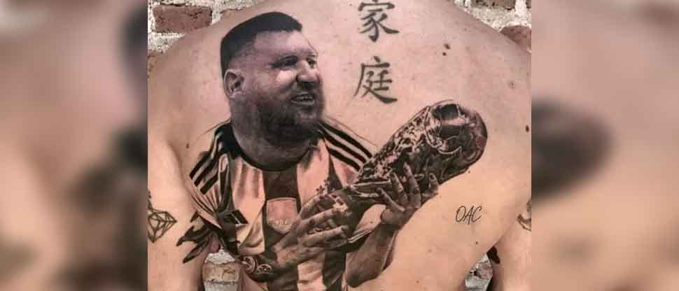 El increíble tatuaje de un aficionado con el rosto de Messi pasado de peso