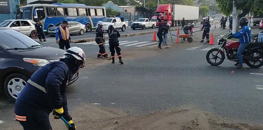 Reportan derrame de aceite en calle 5 de Noviembre, San Salvador