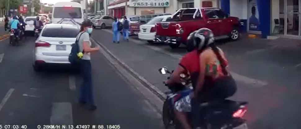 Por circular a la orilla de la vía, motociclista casi atropella a una señorita