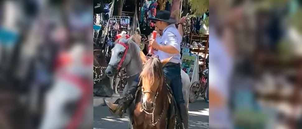 VIDEO: Denuncian a sujeto por maltratar a un caballo durante festividades en Santa Ana