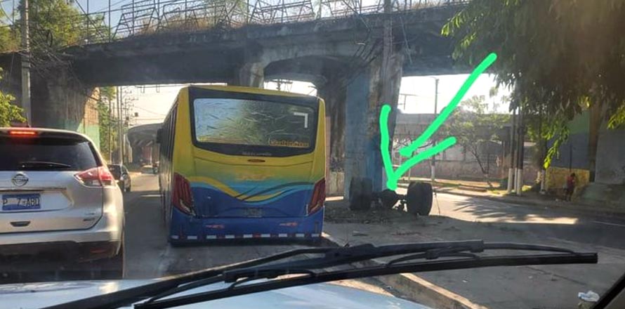 Bus del transporte público pierde su eje trasero y provoca caos en bulevar del Ejército