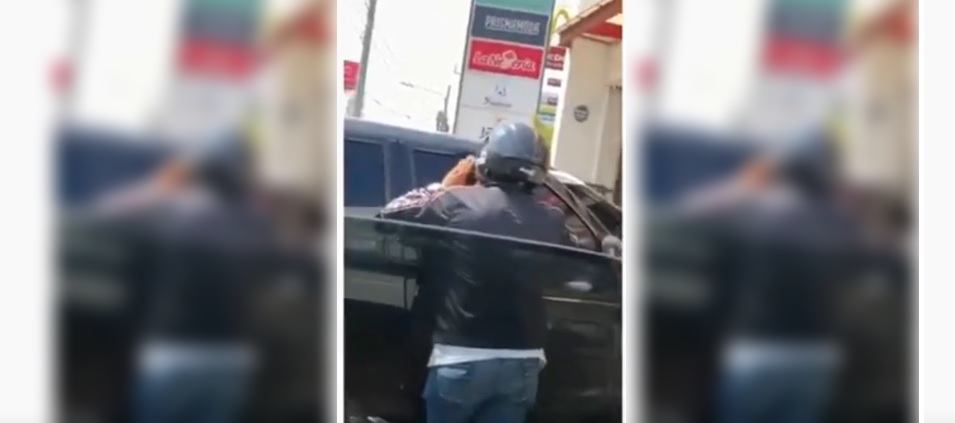 Hombre reclama y grita intimidades a su novia tras encontrarla con el esposo (VIDEO)