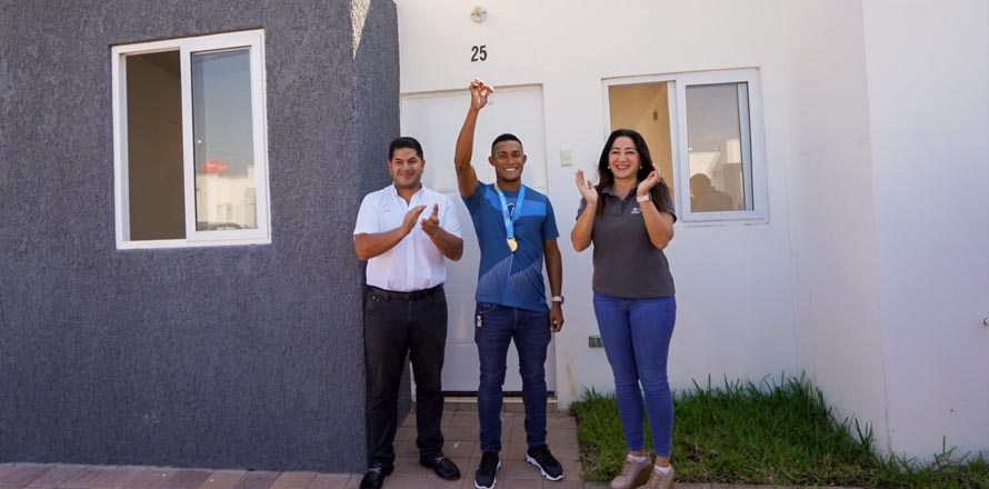 Entregan casa nueva a jugador de la selección de Fútbol Playa, Heber Ramos