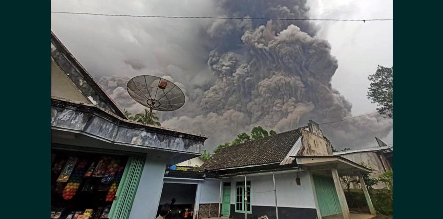 Evacuan a más de 2,000 personas tras erupción de volcán en Indonesia